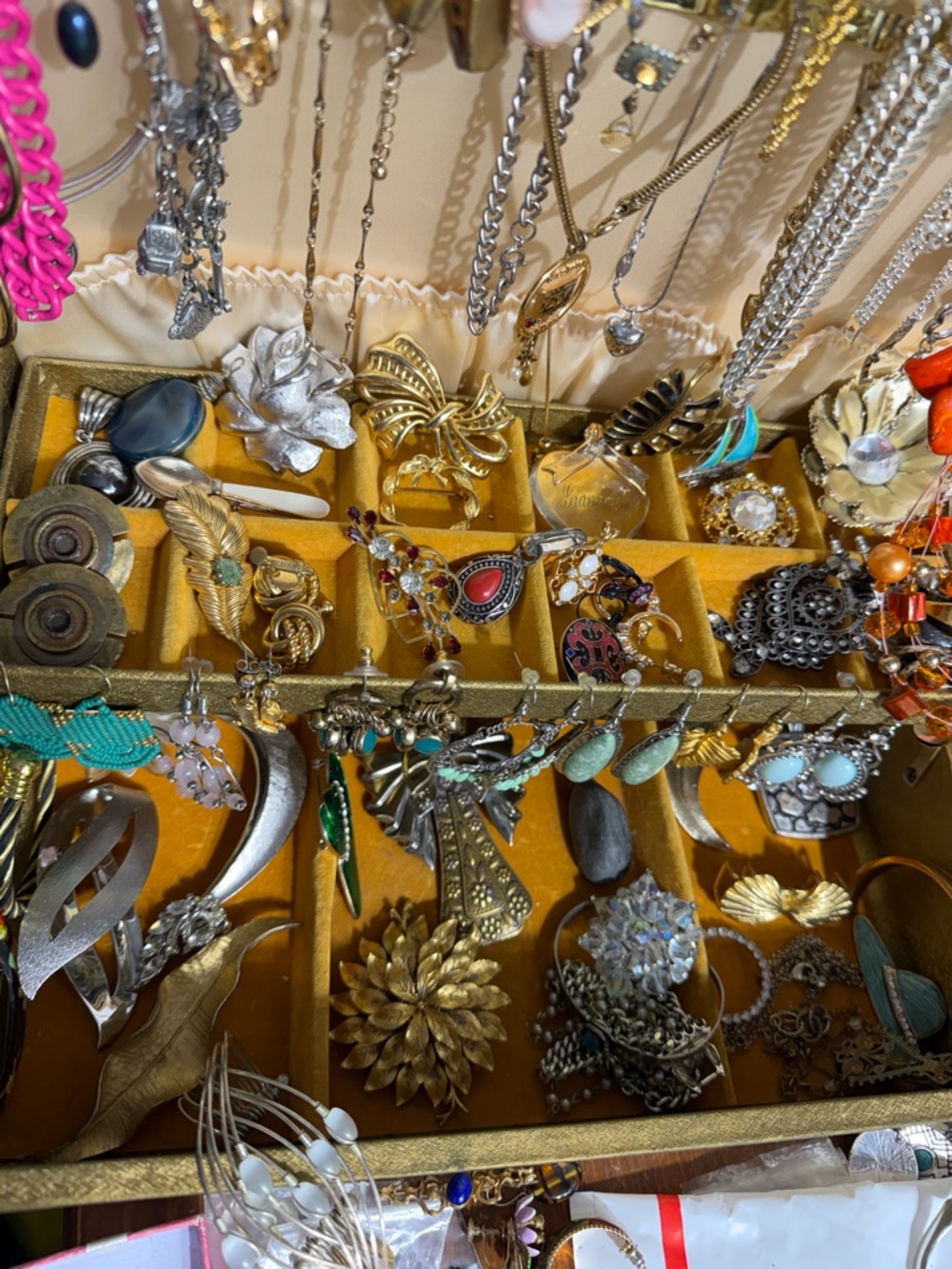 WONDERS FOUND-VINTAGE JEWELRY 7PM ET POSHMARK SHOW EVERY PURCHASE GETS GIFT - Picture 7 of 8